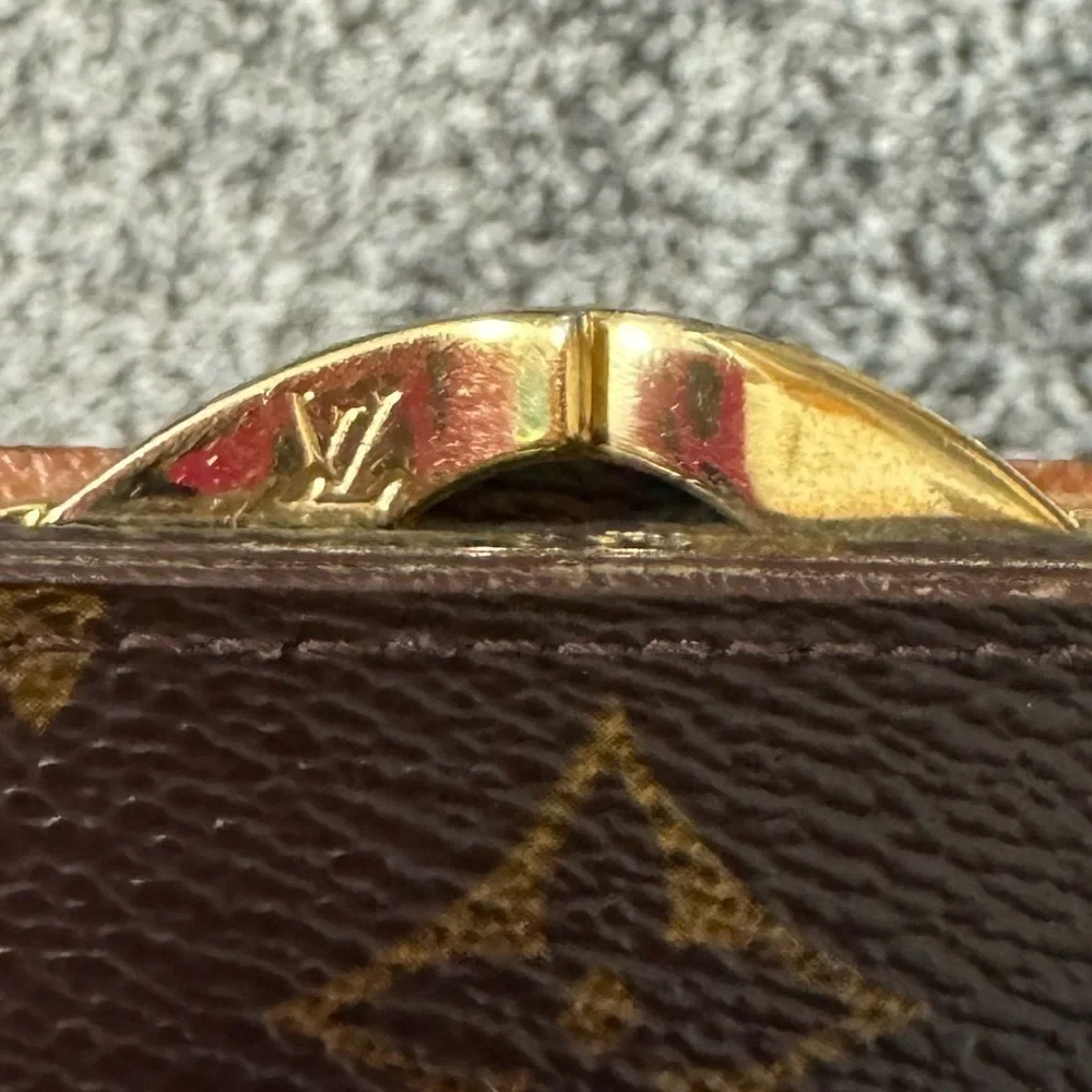 Louis Vuitton kiss lock monogram wallet