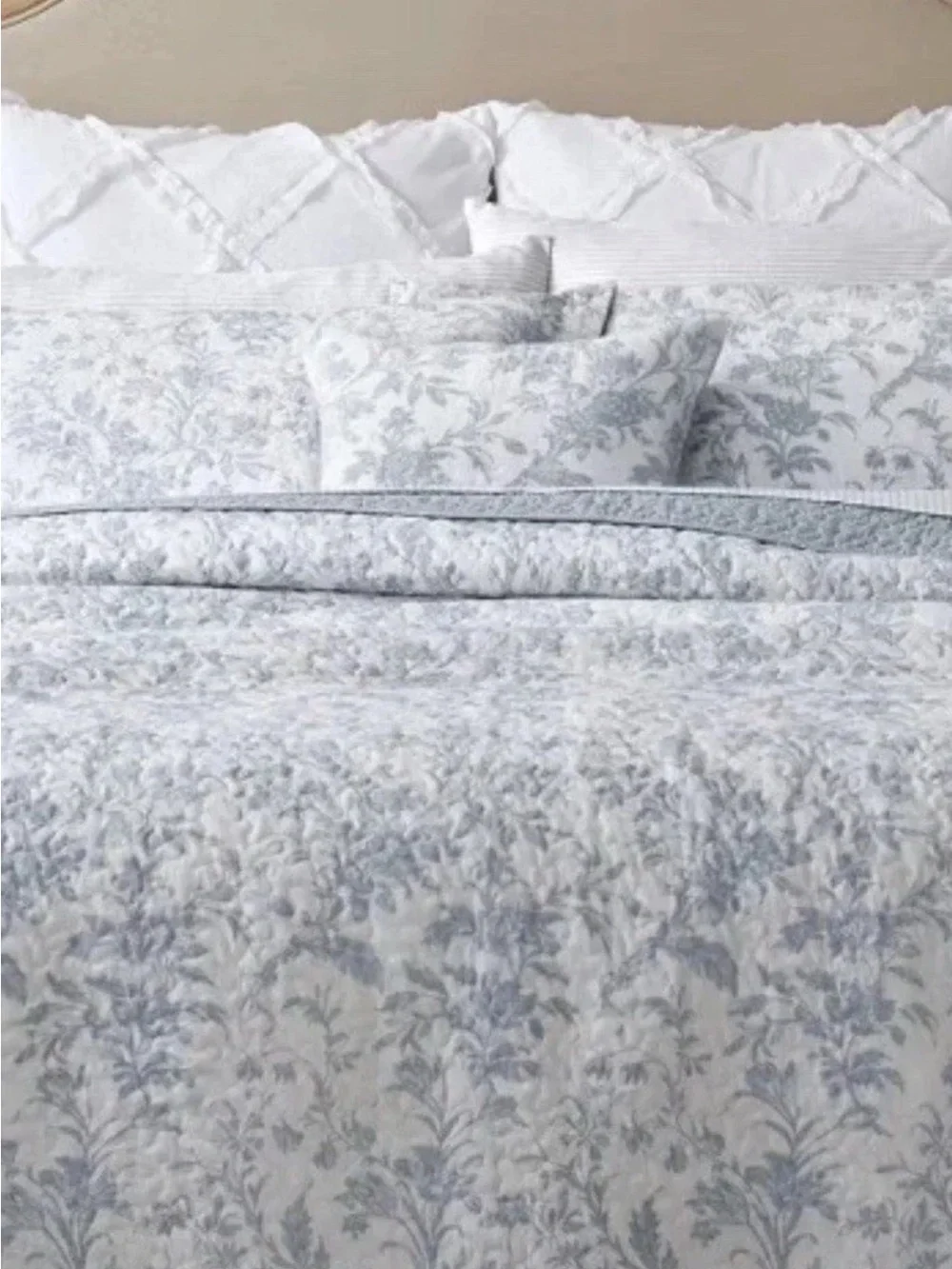 Elegant 4-Piece King Blue Amberley Floral Quilt Set Reversible Bonus ThrowPillow