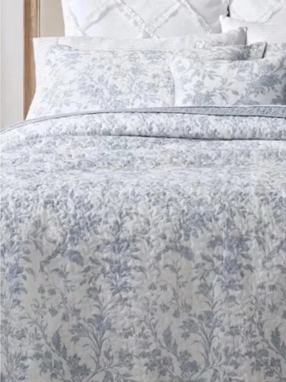 Elegant 4-Piece King Blue Amberley Floral Quilt Set Reversible Bonus ThrowPillow