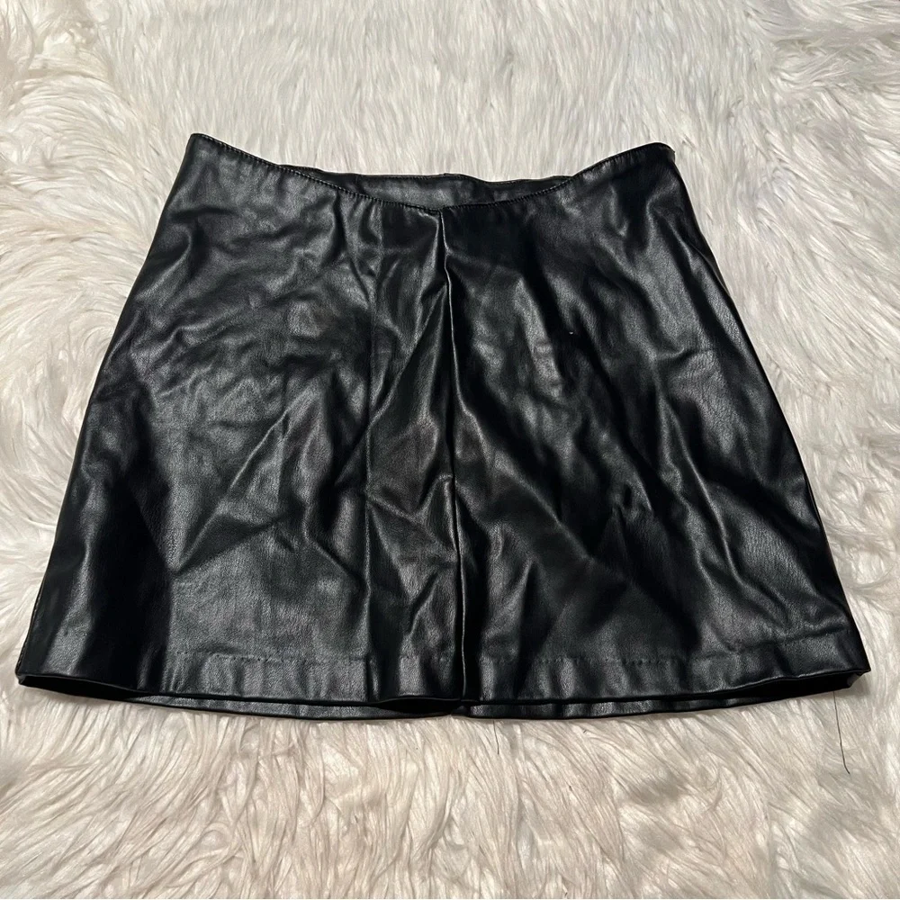 Divided H&M Women's Sz Small Faux Leather Mini Skirt Black Zip Side Lined A-Line