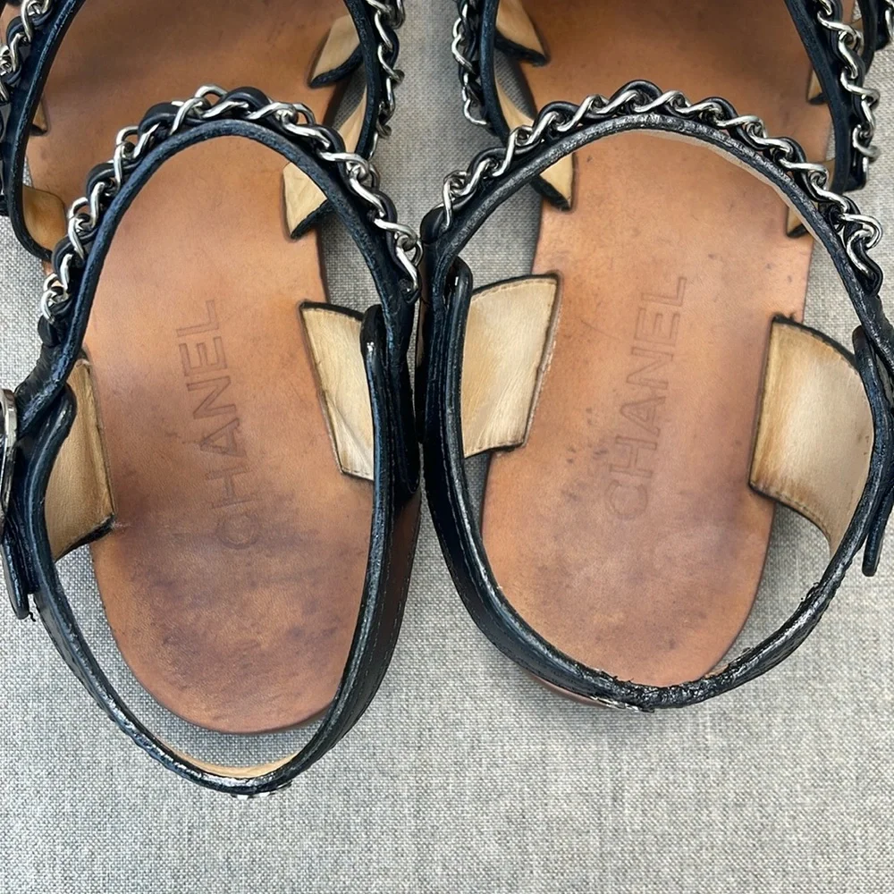 CHANEL 10 foot toe
