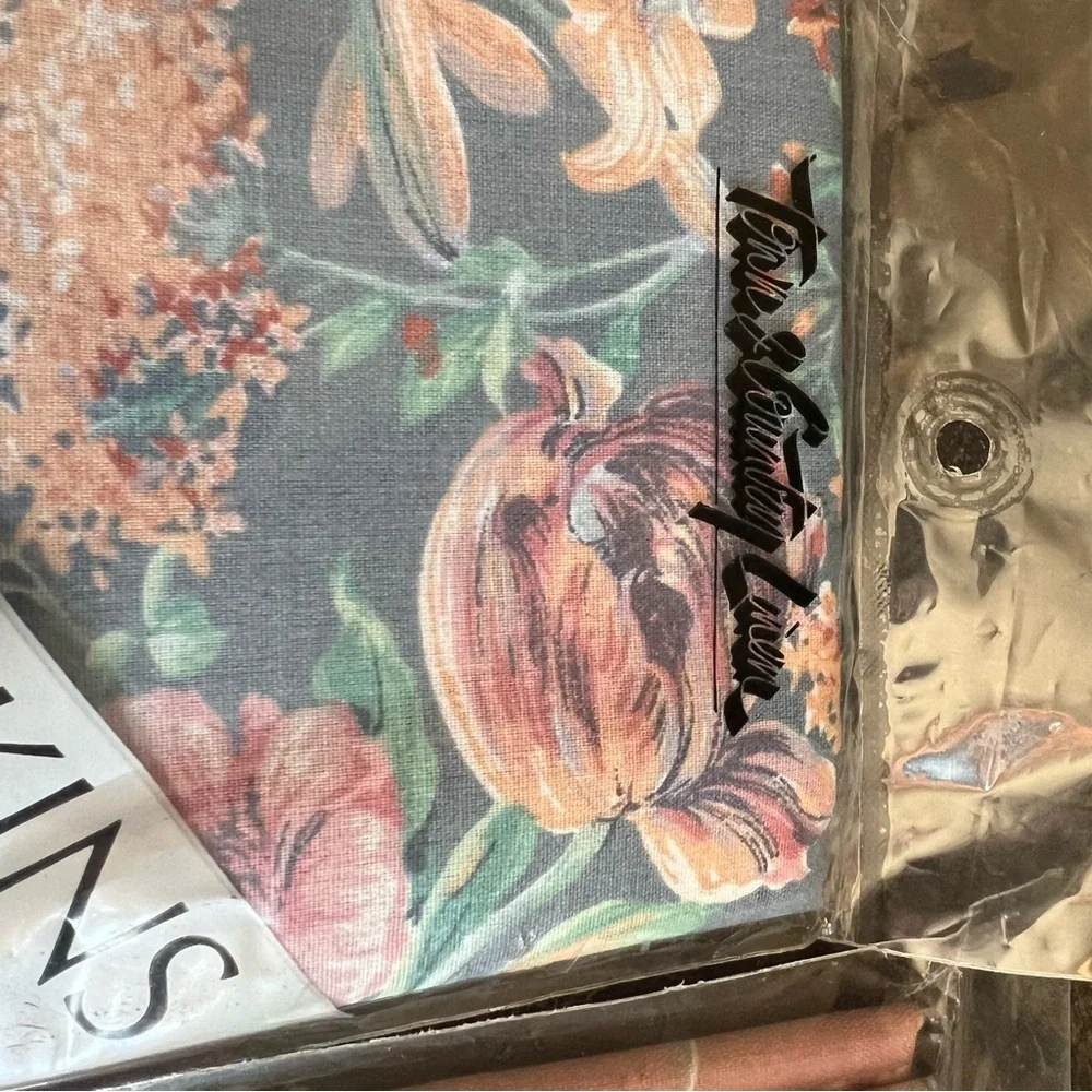 Town & Country Linen Napkins-Rose‎ Lace/Covington 1983