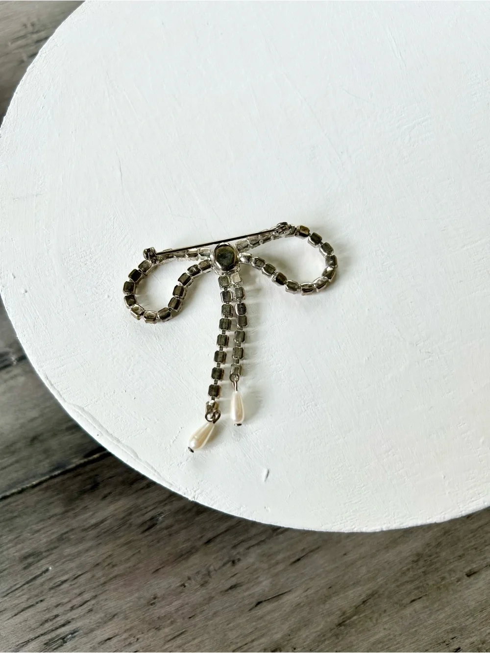 💸 5/20 Vintage Clear Rhinestone Bow-Shaped Brooch w/ Dangling Pearls