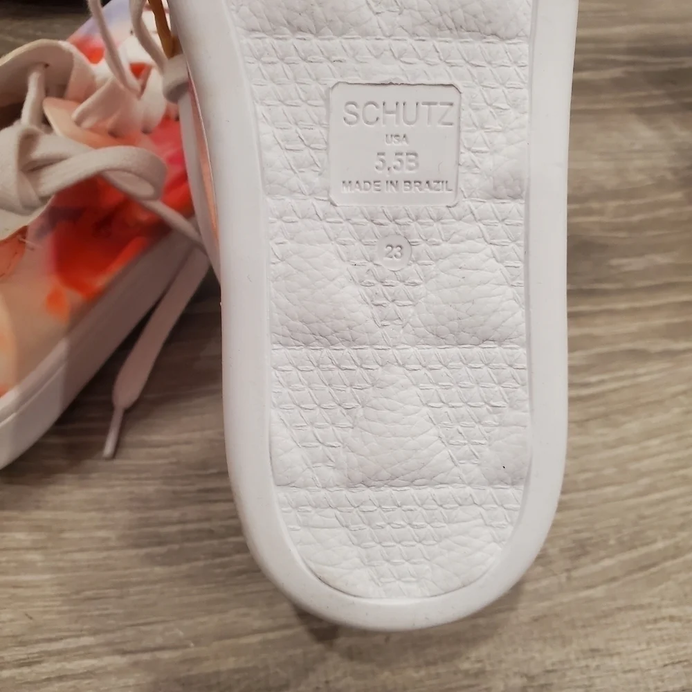 SCHUTZ new without