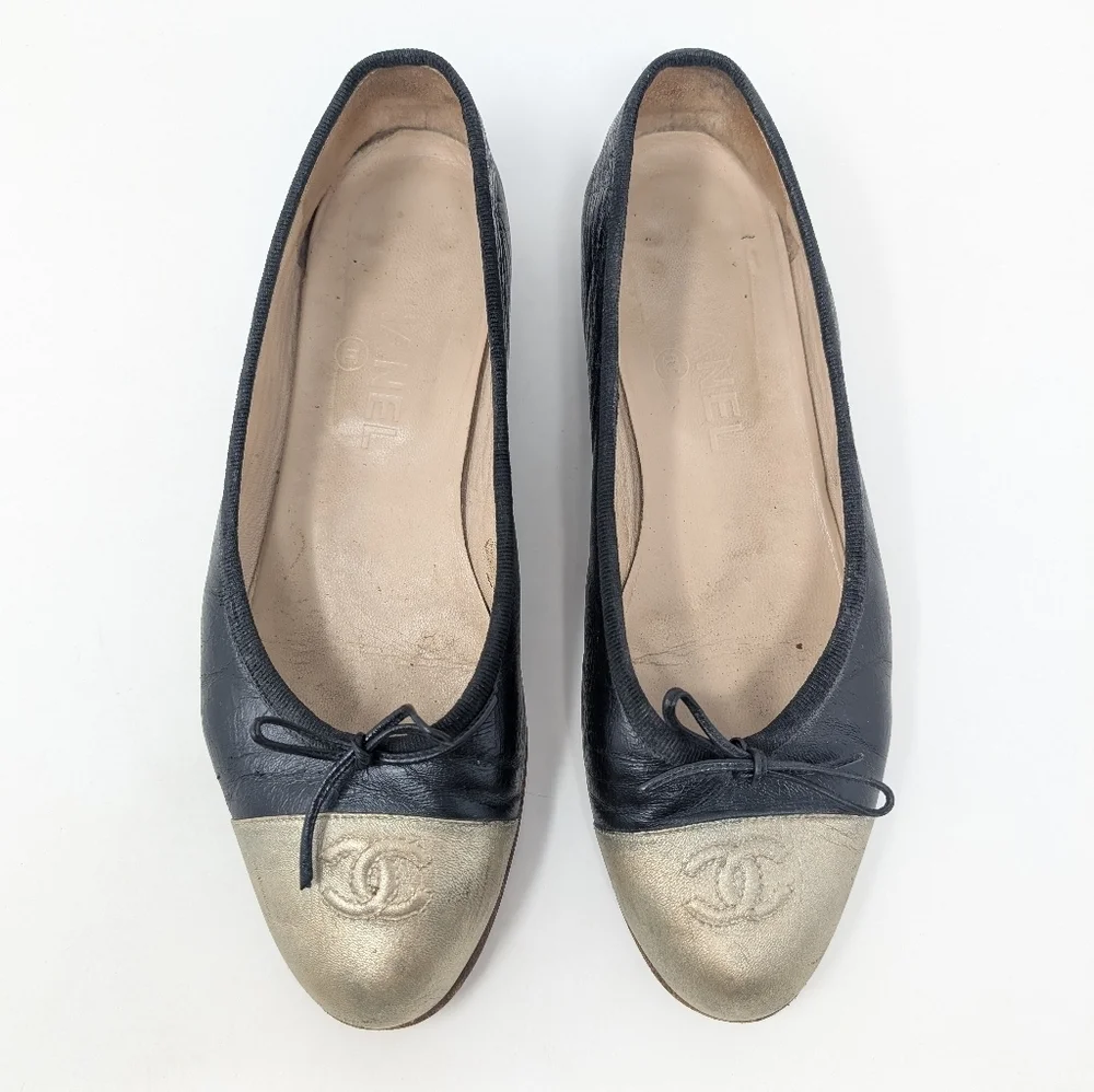 Chanel Black Gold CC Ballet Flats Cap Toe Size 37.5 Leather Monogram