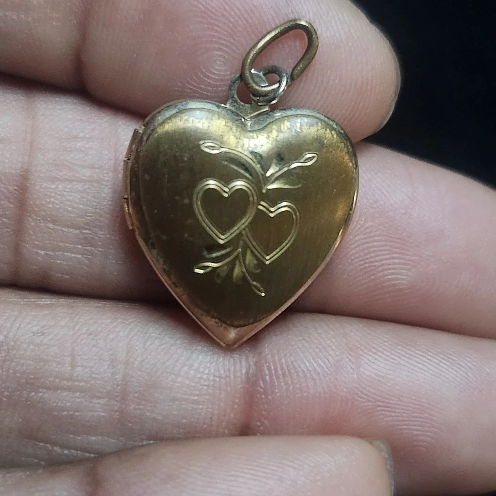 Vintage Gold Tone Etched‎ Double Heart Locket Pendant Charm