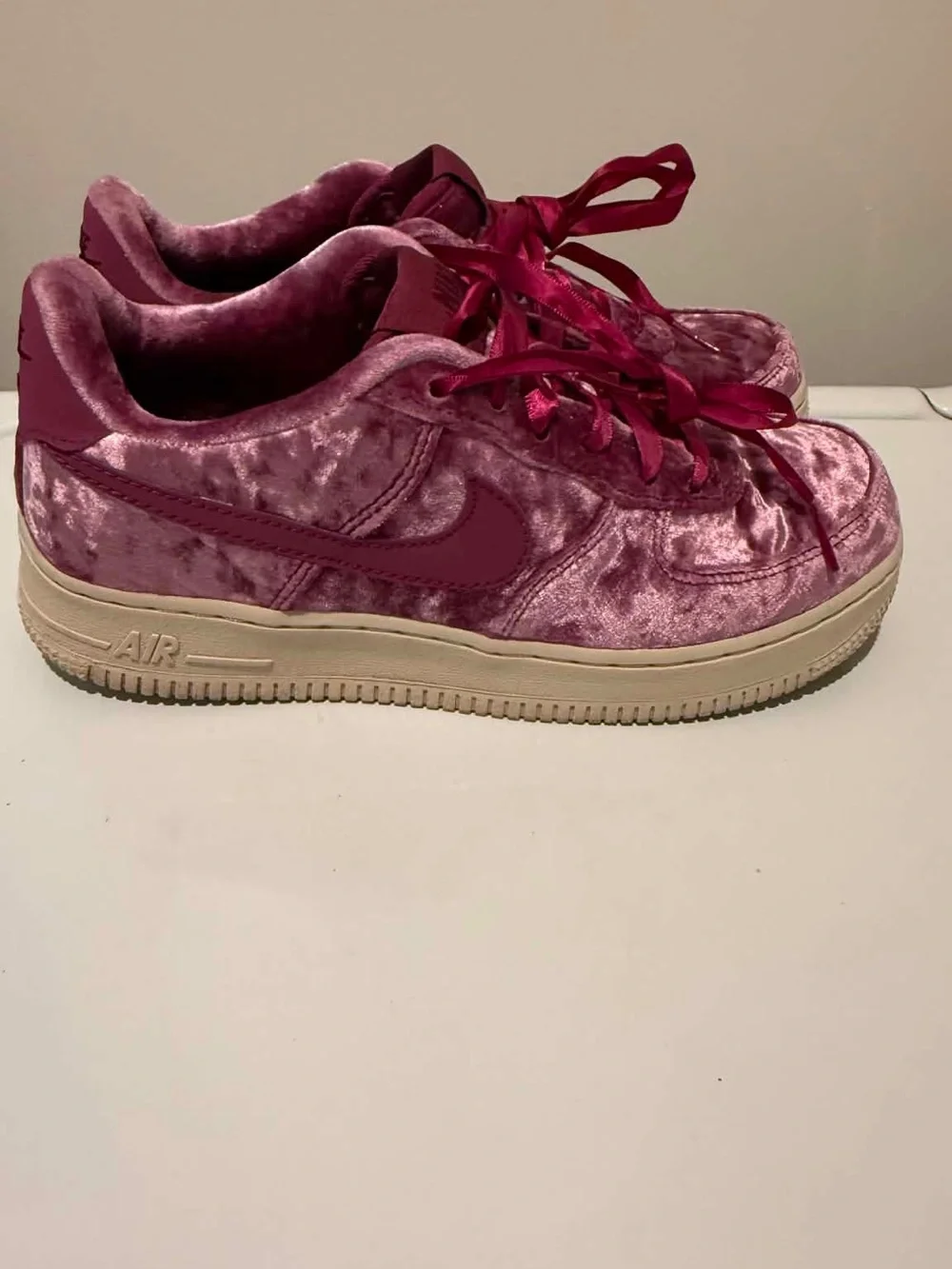 NIKE AIR FORCE 1 LV8 LOW SIZE 5.5Y CRUSHED VELVET