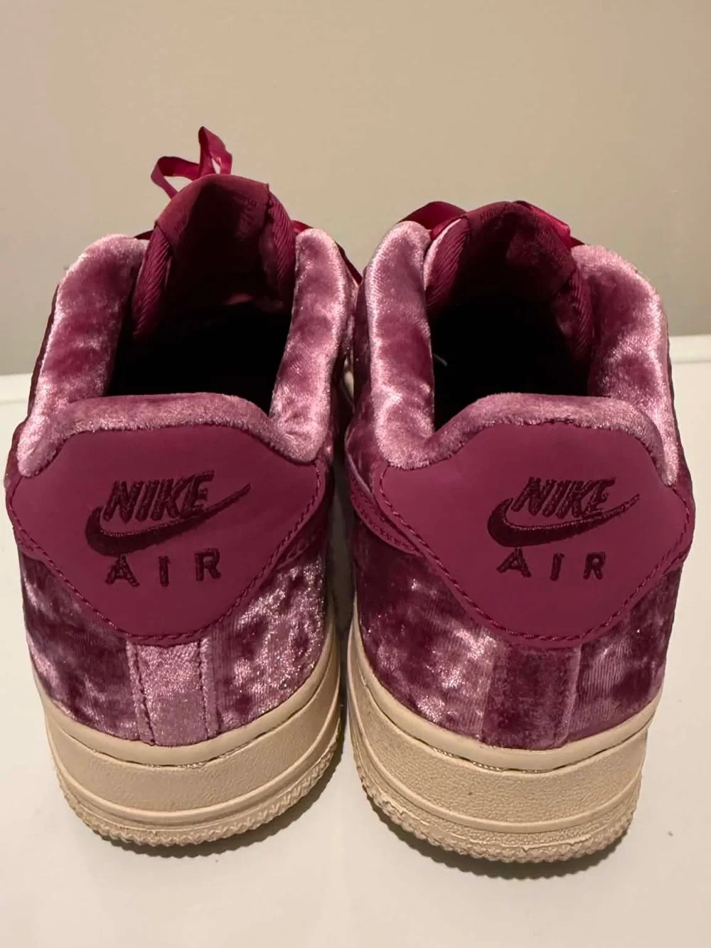 NIKE AIR FORCE 1 LV8 LOW SIZE 5.5Y CRUSHED VELVET