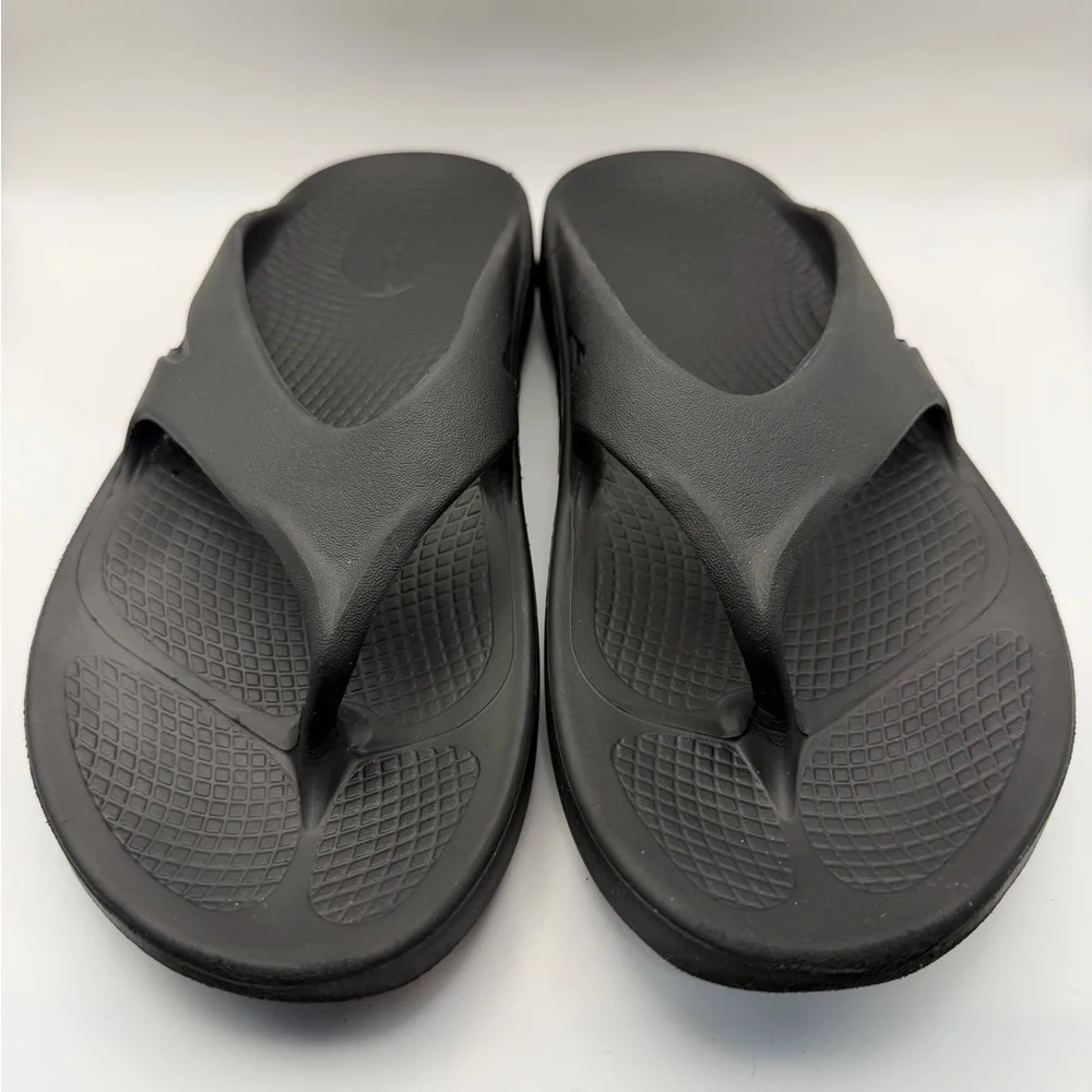 OOFOS Adults' OOriginal‎ Recovery Black Flip Flop Sandals Men’s 8 / Women’s 10