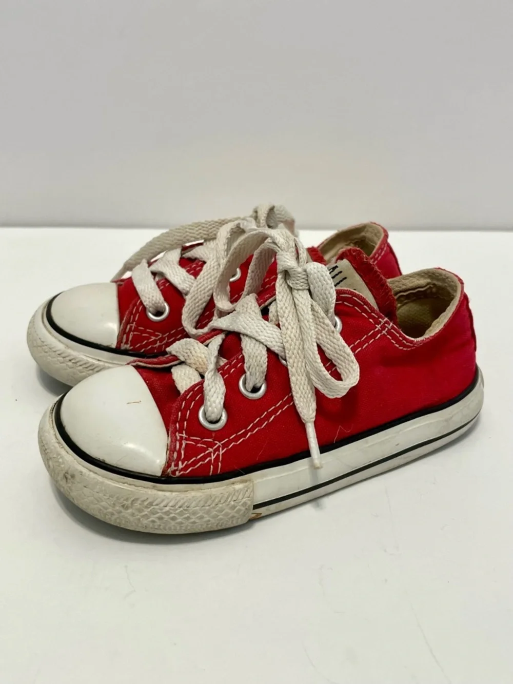 Converse All Star Chuck Taylor Classic Low Top Kids Sneakers Youth Size 6 Red