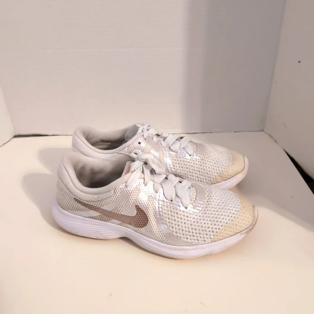 Nike Youth‎ White Revolution 4 Metallic Red Bronze Sneakers 943306-100 Size 5.5