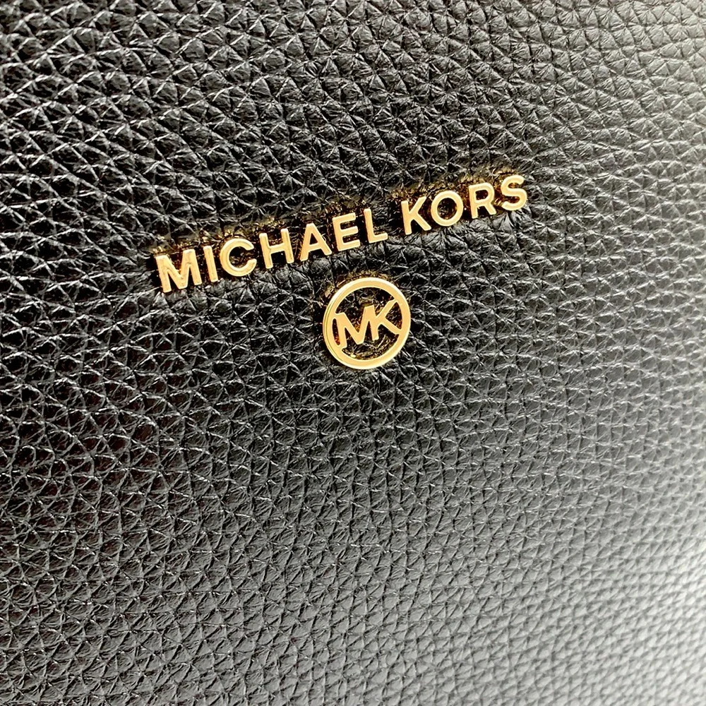 NWT MICHAEL KORS VALERIE MEDIUM PEBBLED LEATHER BACKPACK BLACK COLOUR