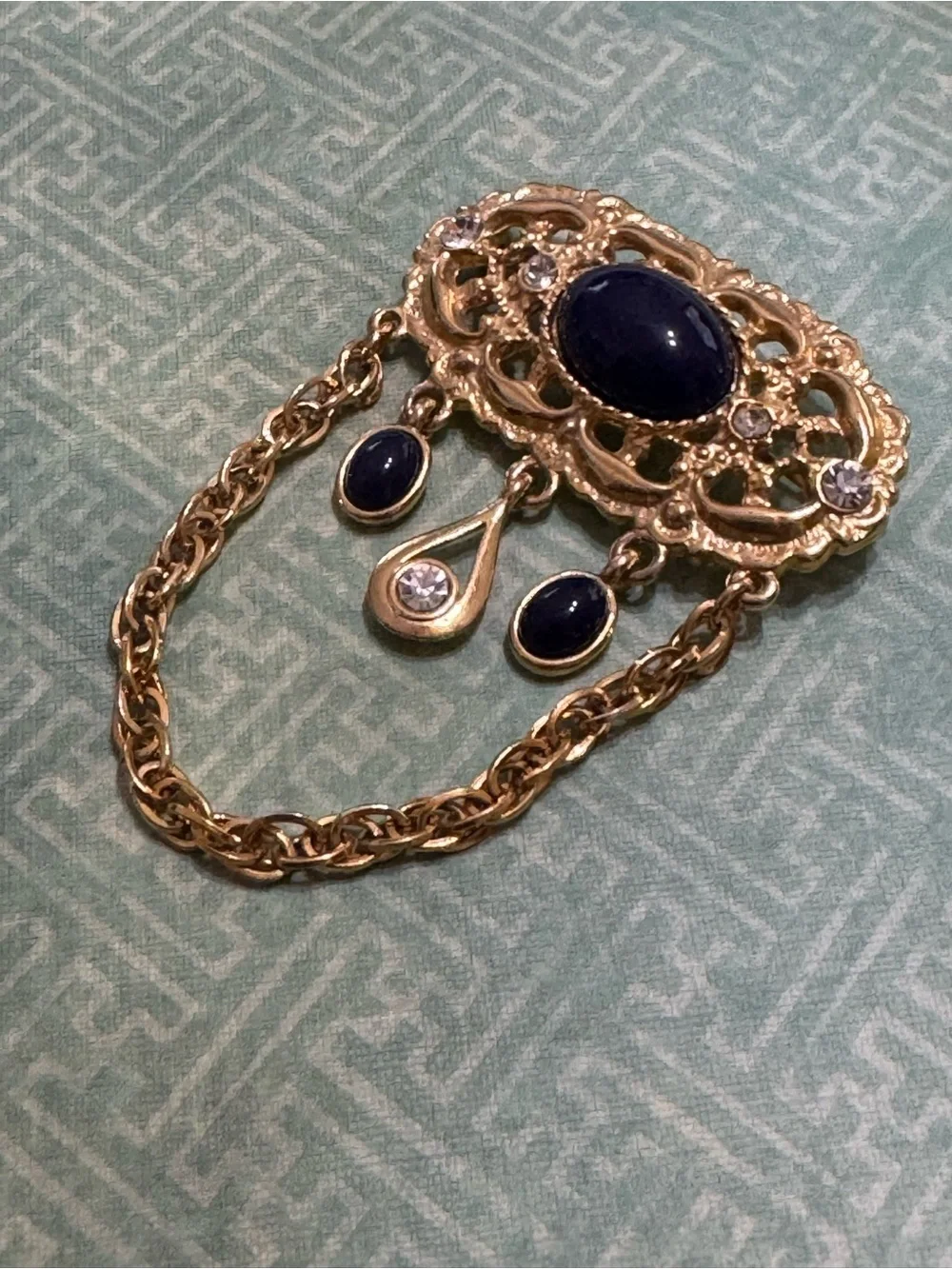 RETRO GOLD TONE BROOCH WITH CABOCHONS AND CHAIN