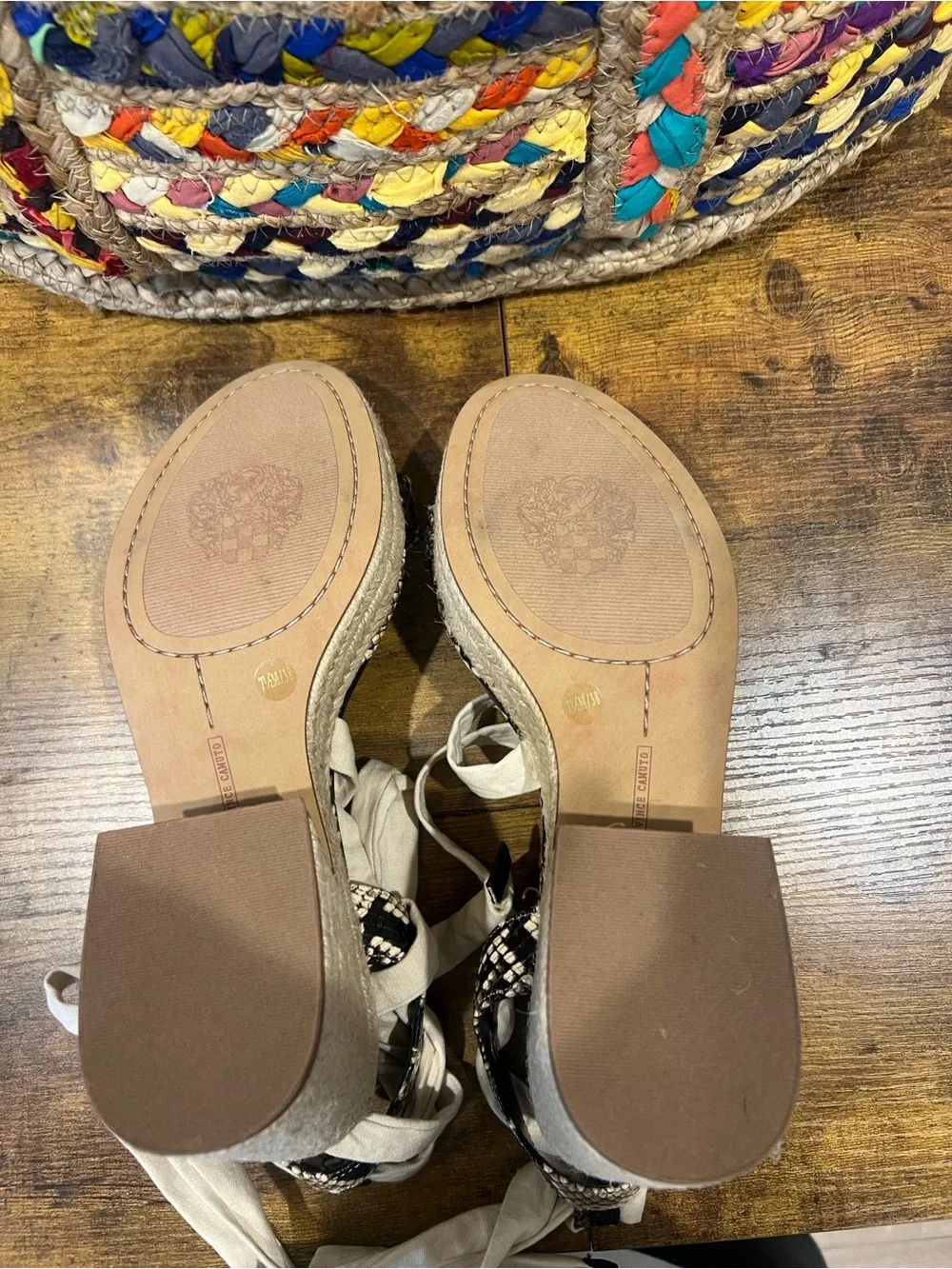 Vince Camuto top lining platform