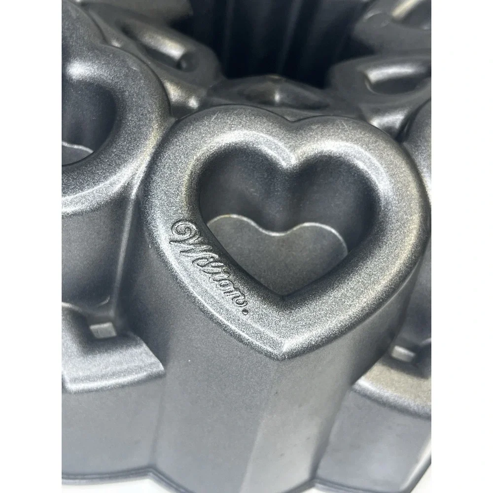 Wilton bundt heavy love