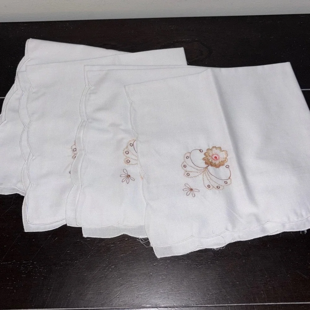 Vintage White Linen Scalloped Napkins | Floral Embroidery‎ | Set of 4 | 16.5