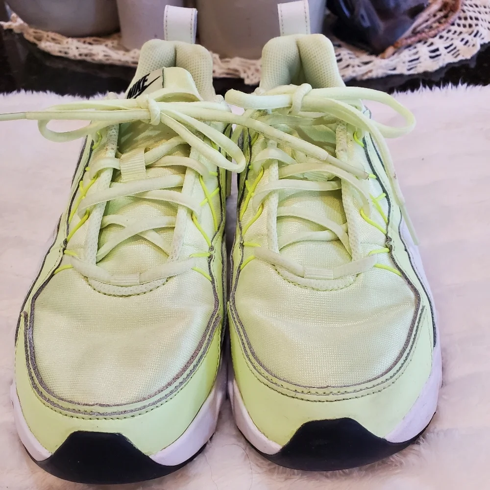 Nike lime white