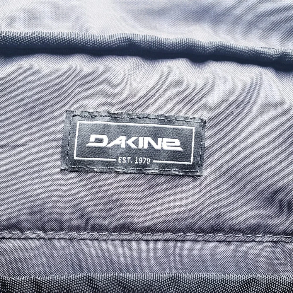 Dakine closure outdoor pockets