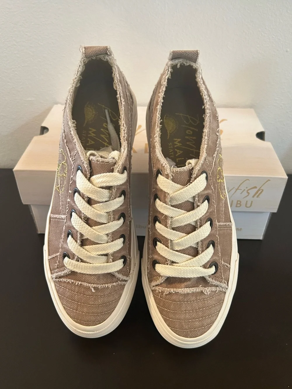 NWT🌀 Blowfish Casual Taupe Canvas Platform Sneaker with Floral Accent