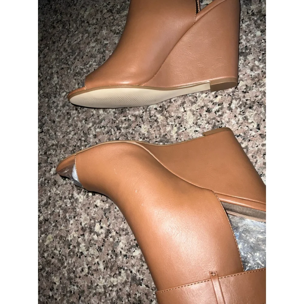 Women's Shoe Dazzle Wedges Size 8.5 Tan