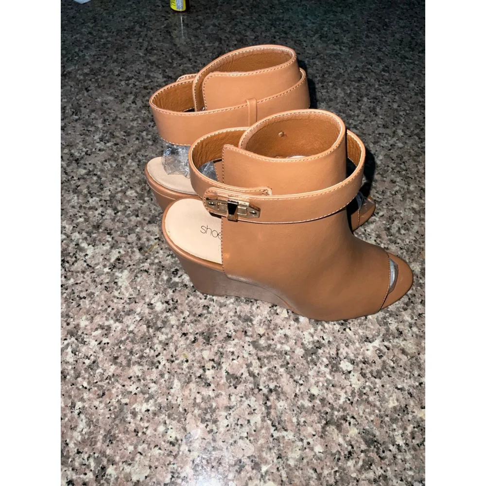 Women's Shoe Dazzle Wedges Size 8.5 Tan