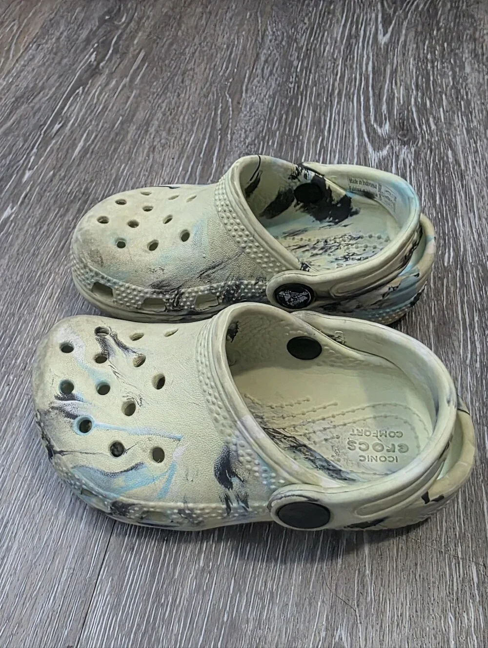 CROCS holes footbed