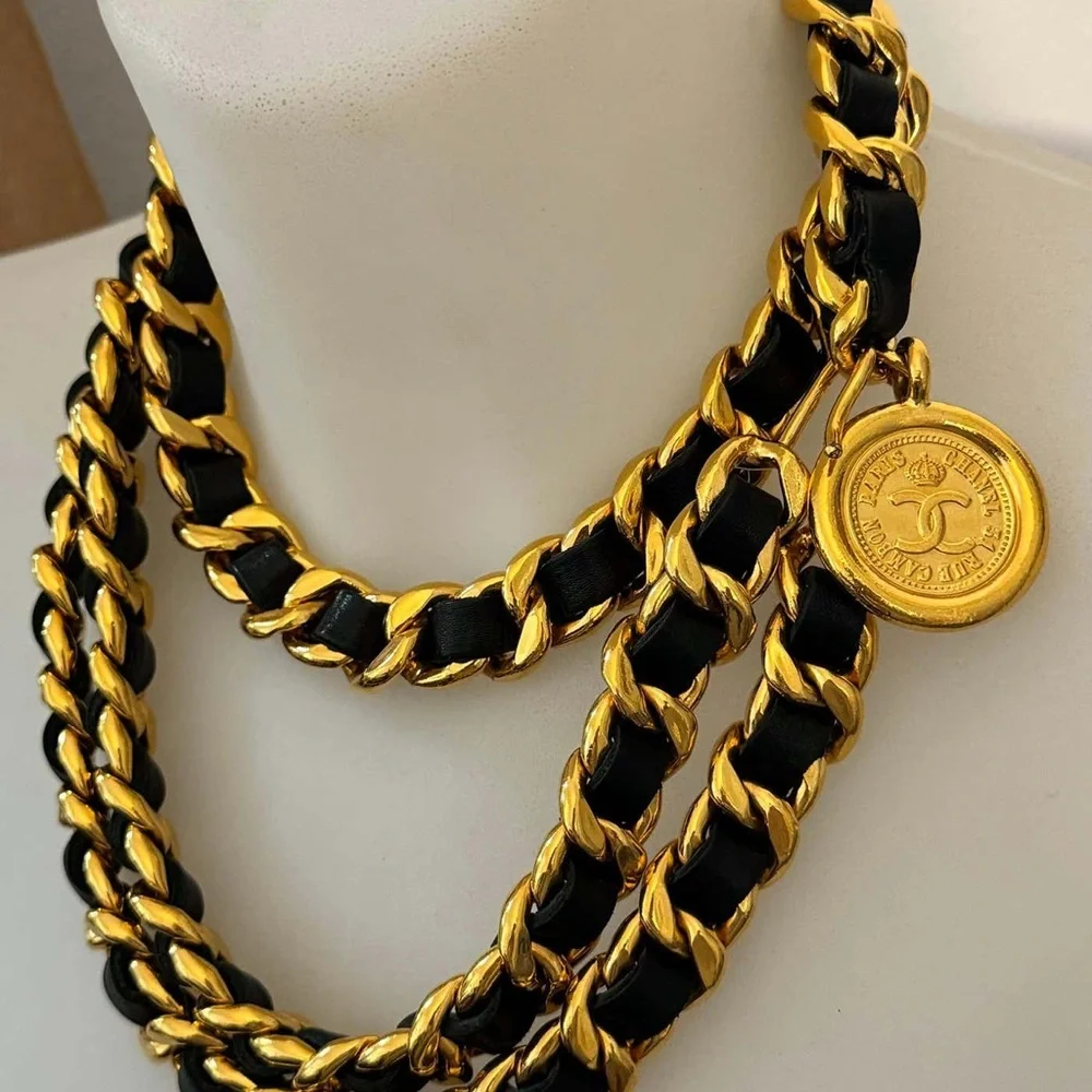 CHANEL gorgeous cc belt
