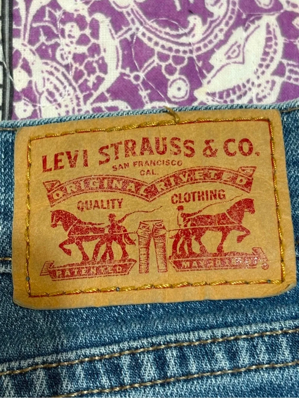 Levi's Mid Rise Women's Skinny Jeans in Medium Blue Wash size 33 x 32”
