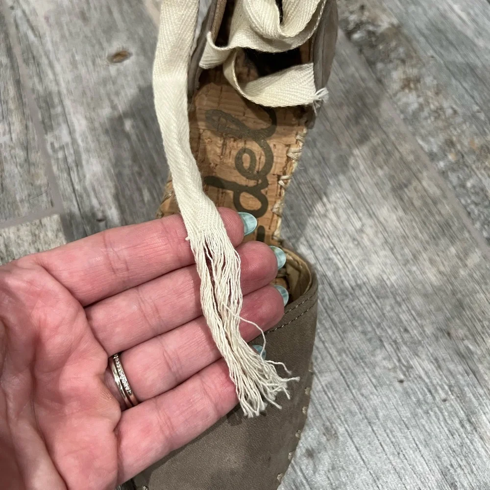 Sam Edelman ties ankle