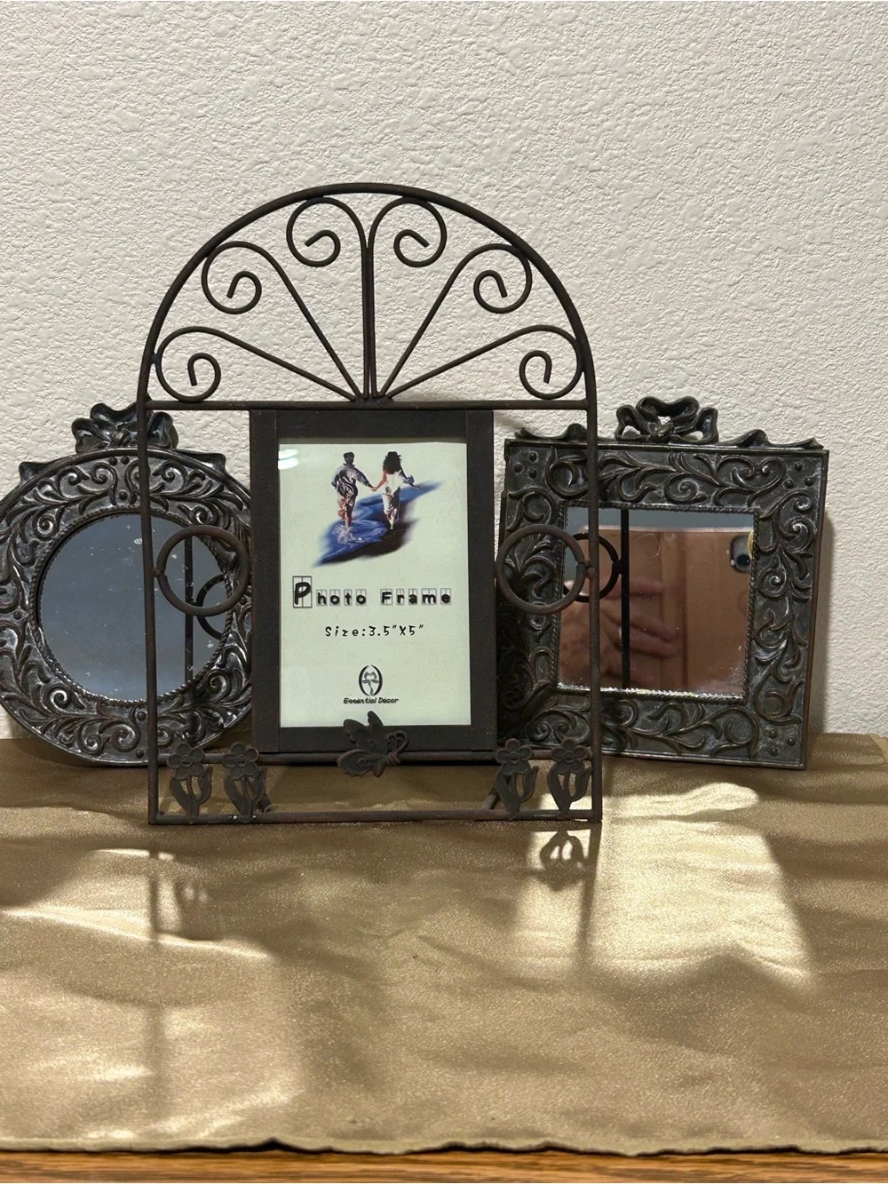 Rustic Metal Arch Photo Frame and Resiin Wall Mirrors Decor