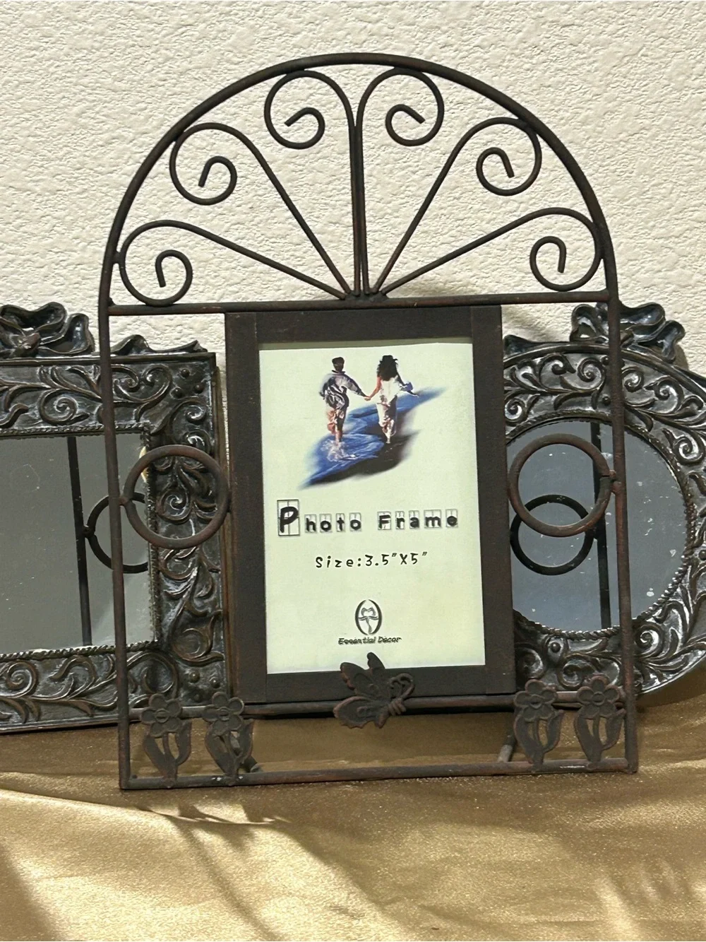 Rustic Metal Arch Photo Frame and Resiin Wall Mirrors Decor