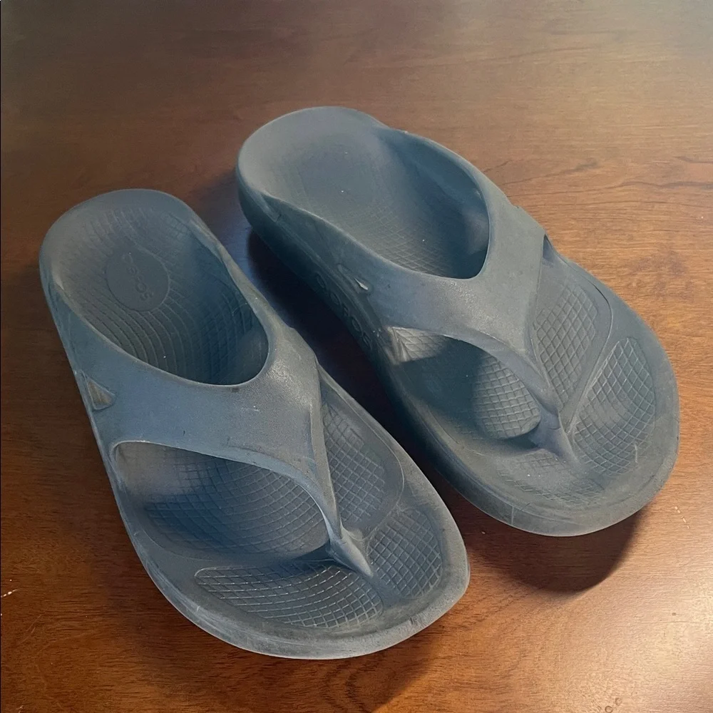 OOFOS Gray Flip Flop Sandals Men’s 11 Womens 13