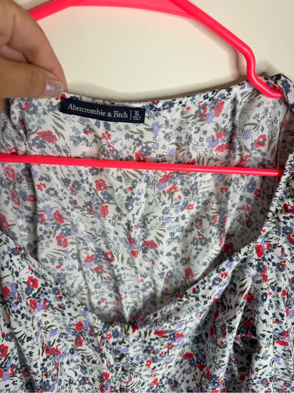 Abercrombie & Fitch white everyday styling