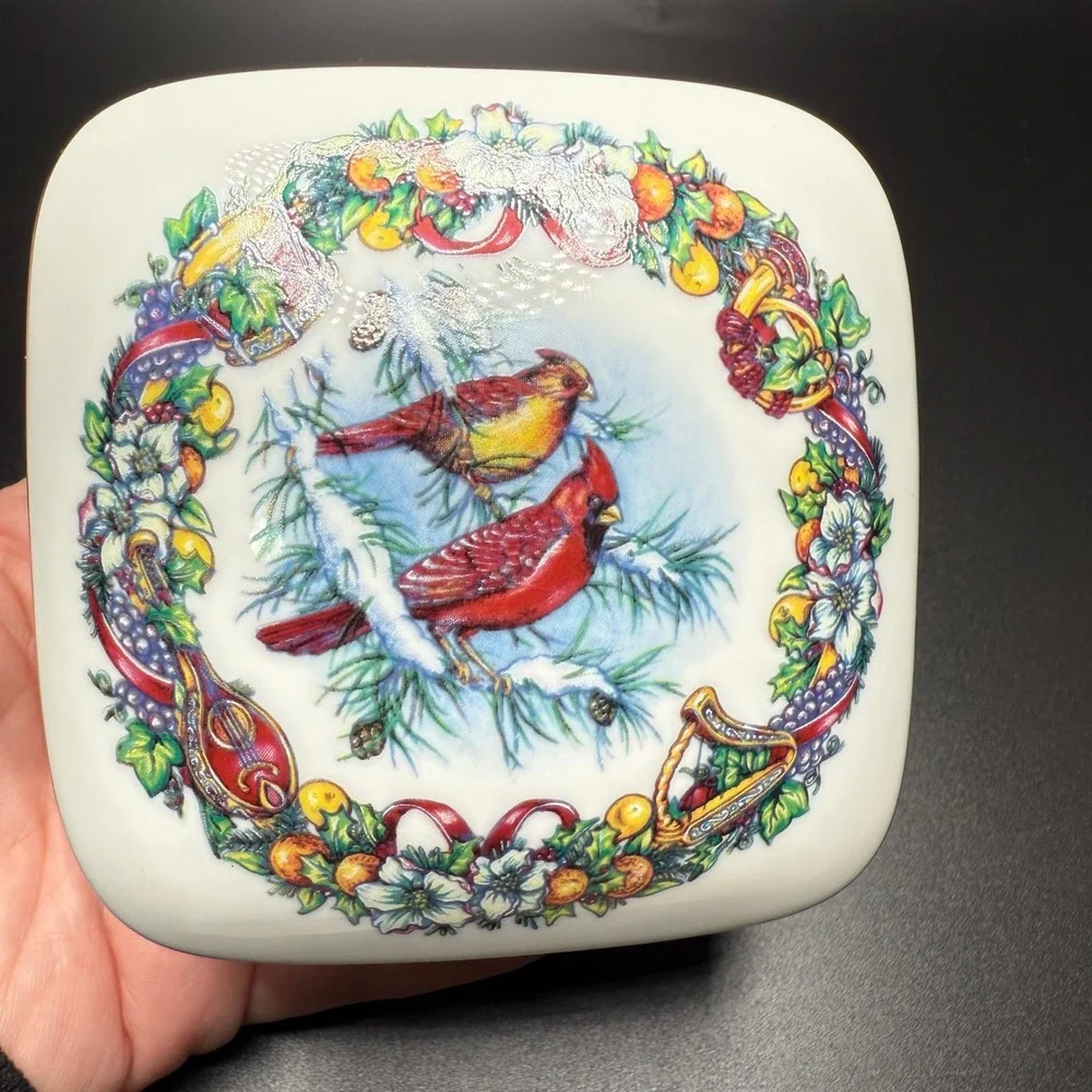 Heritage House Melodies of Christmas Joy To‎ The World Music Box Porcelain
