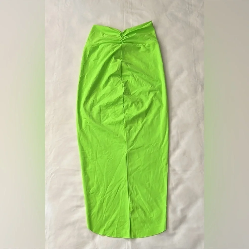 - SKIMS  (C4) SWIM SARONG SKIRT NEON GREEN NWT SIZE XXS