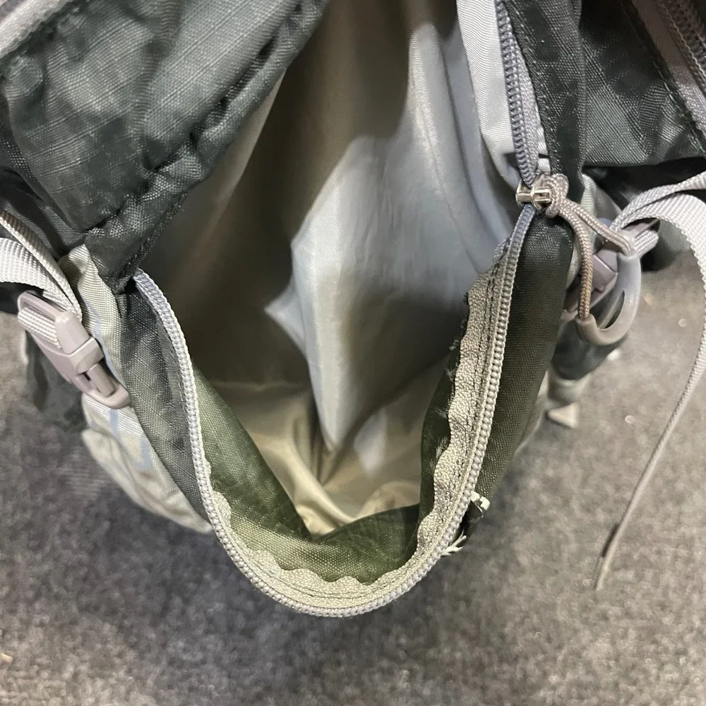 Osprey Stratos 24 Green Hiking Backpack w/ Osprey Hydeo 3.0L Hydration Reservoir