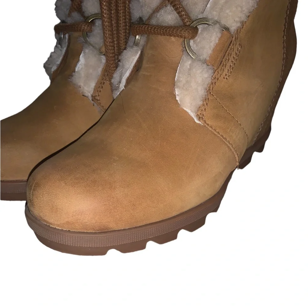 Sorel lace up