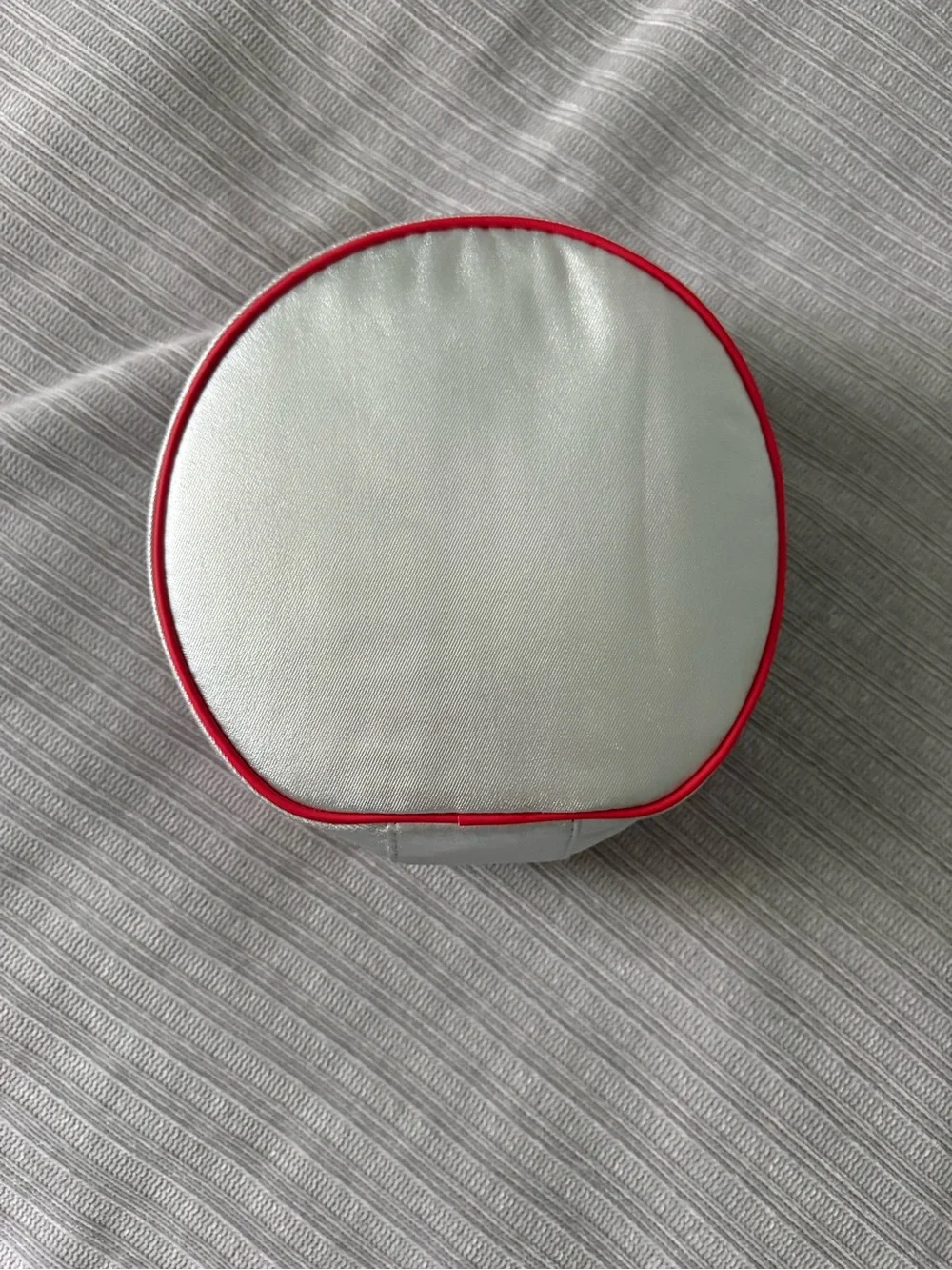 Clinique round zip