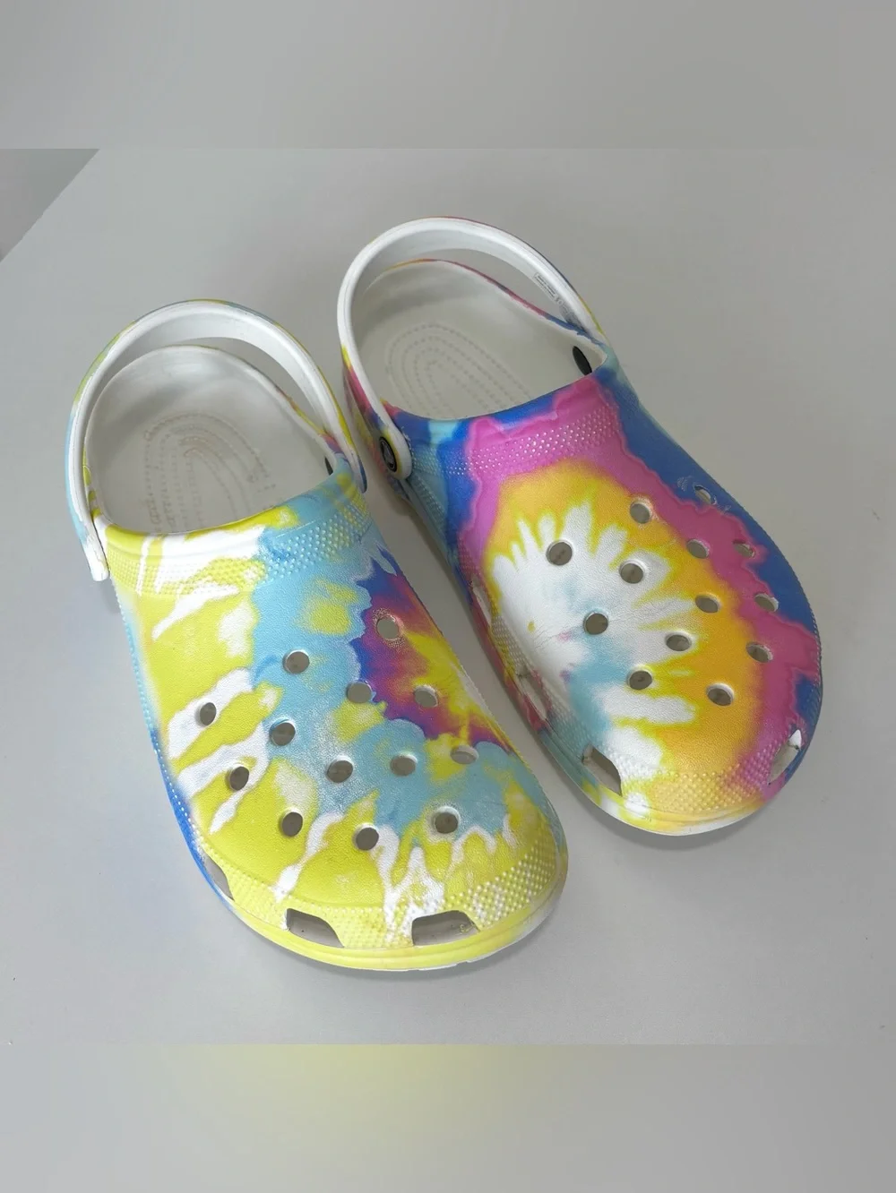 Crocs Classic Men’s Tie-Dye Beach Graphic Clogs/Sandals Multicolor Size 13