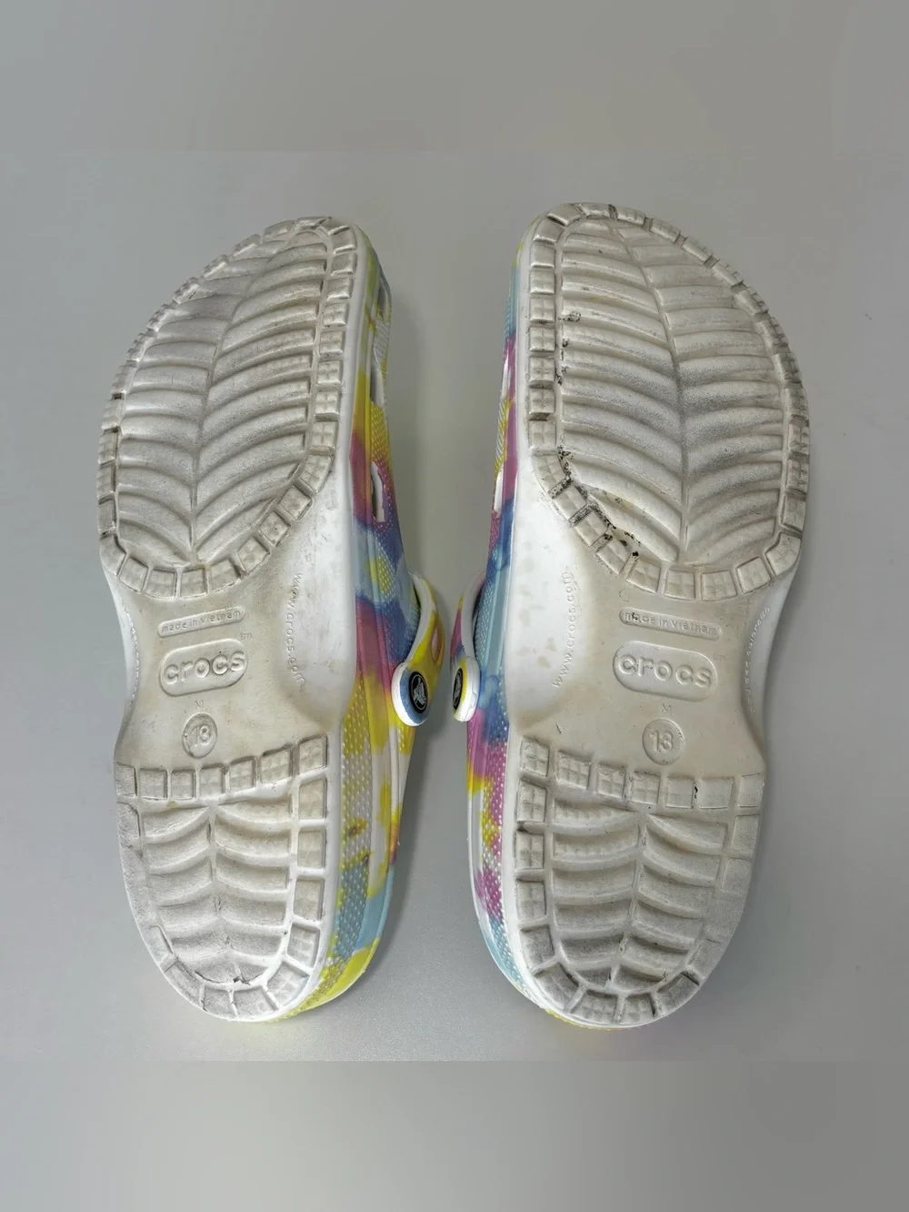 Crocs Classic Men’s Tie-Dye Beach Graphic Clogs/Sandals Multicolor Size 13
