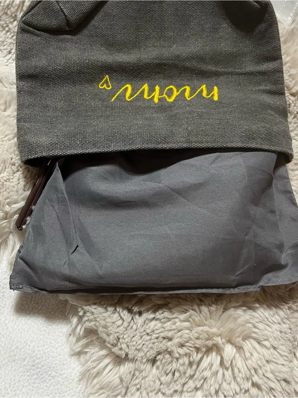N/A grey canvas