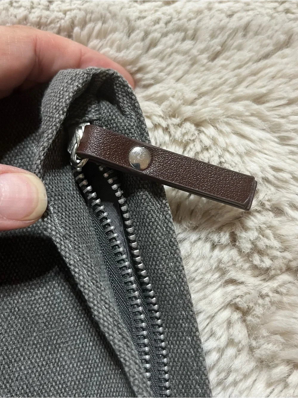N/A grey canvas