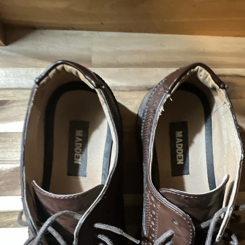 Madden Girl wingtip up