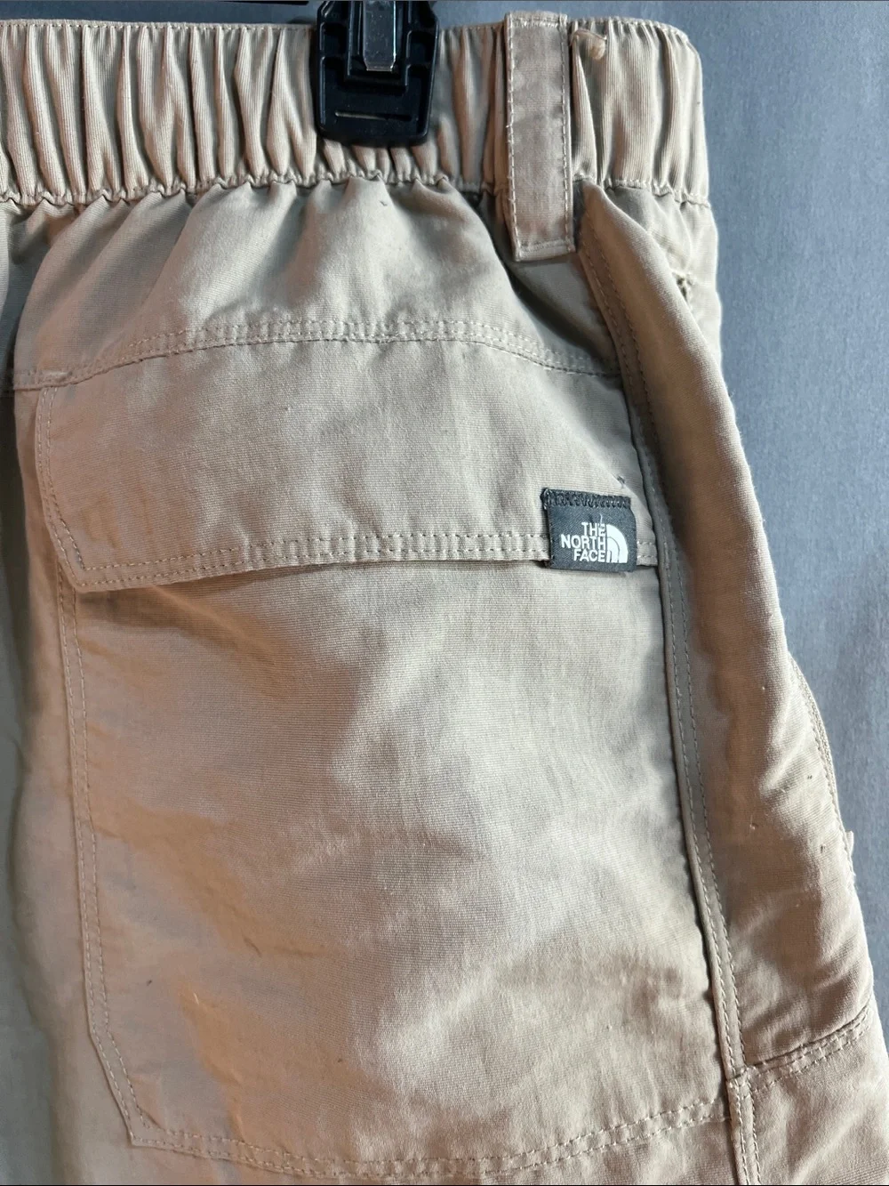 The North Face Men's Cargo Pants in Beige convertible turns into shorts men’s LG