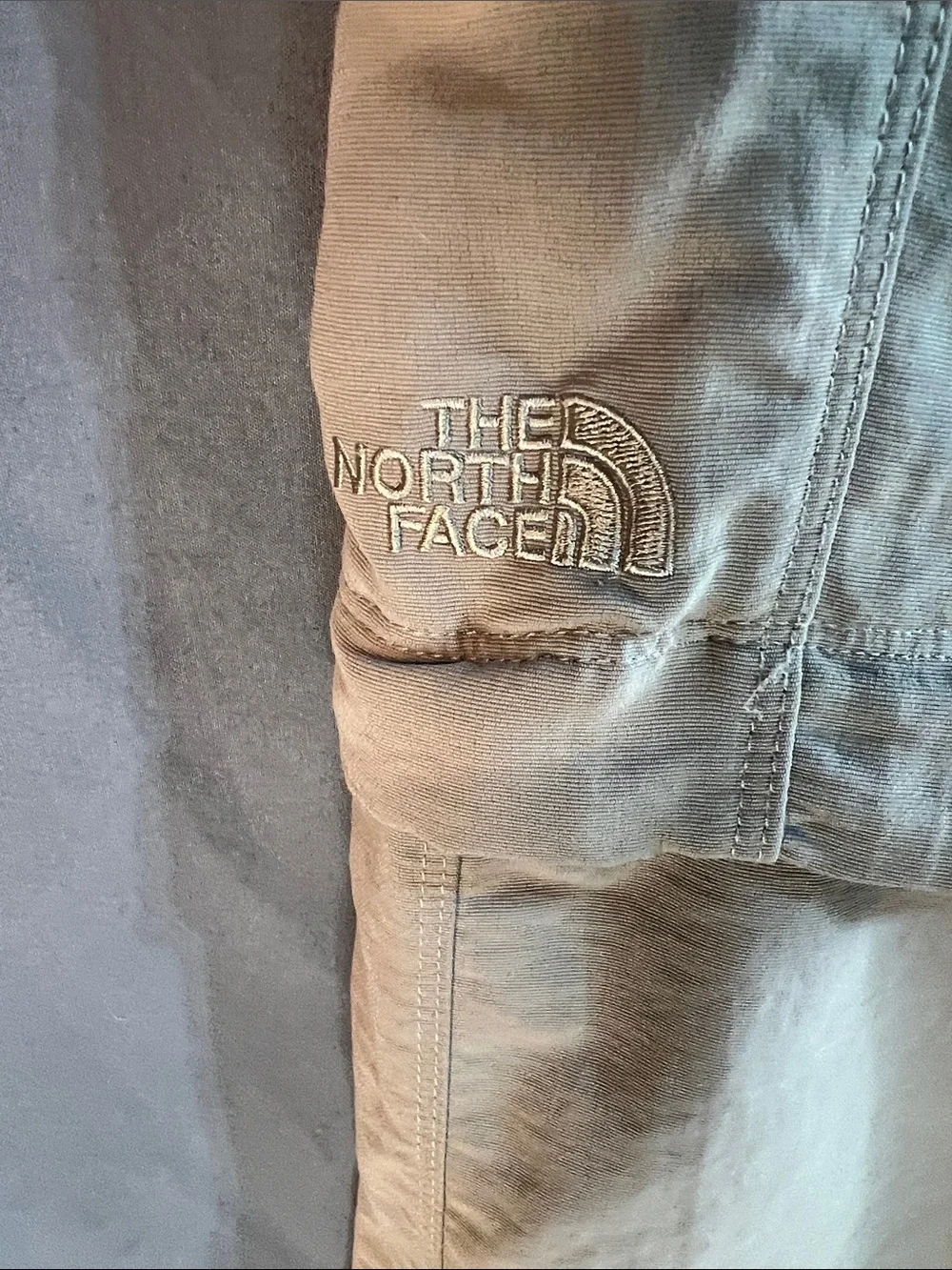The North Face Men's Cargo Pants in Beige convertible turns into shorts men’s LG