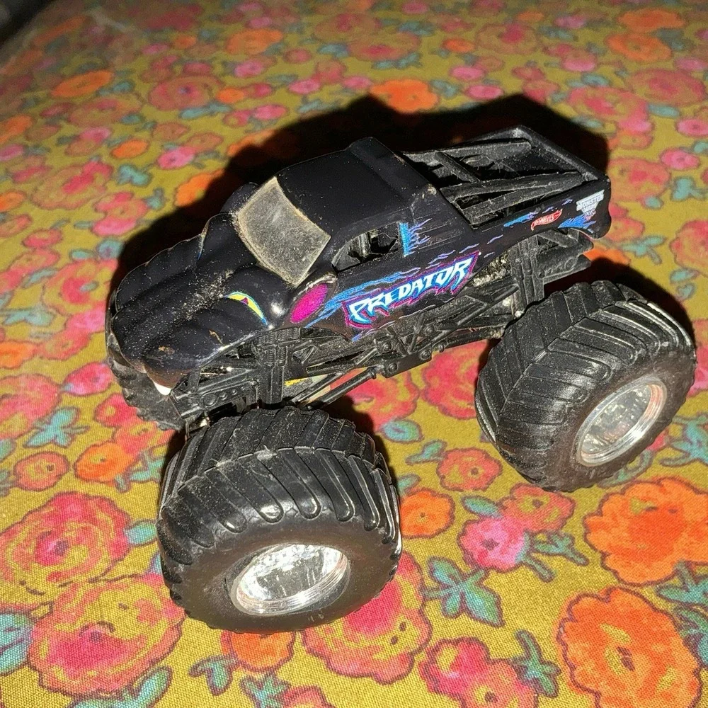 HOT WHEELS MONSTER TRUCK: Predator black body   LOOSE 1/64 DIECAST