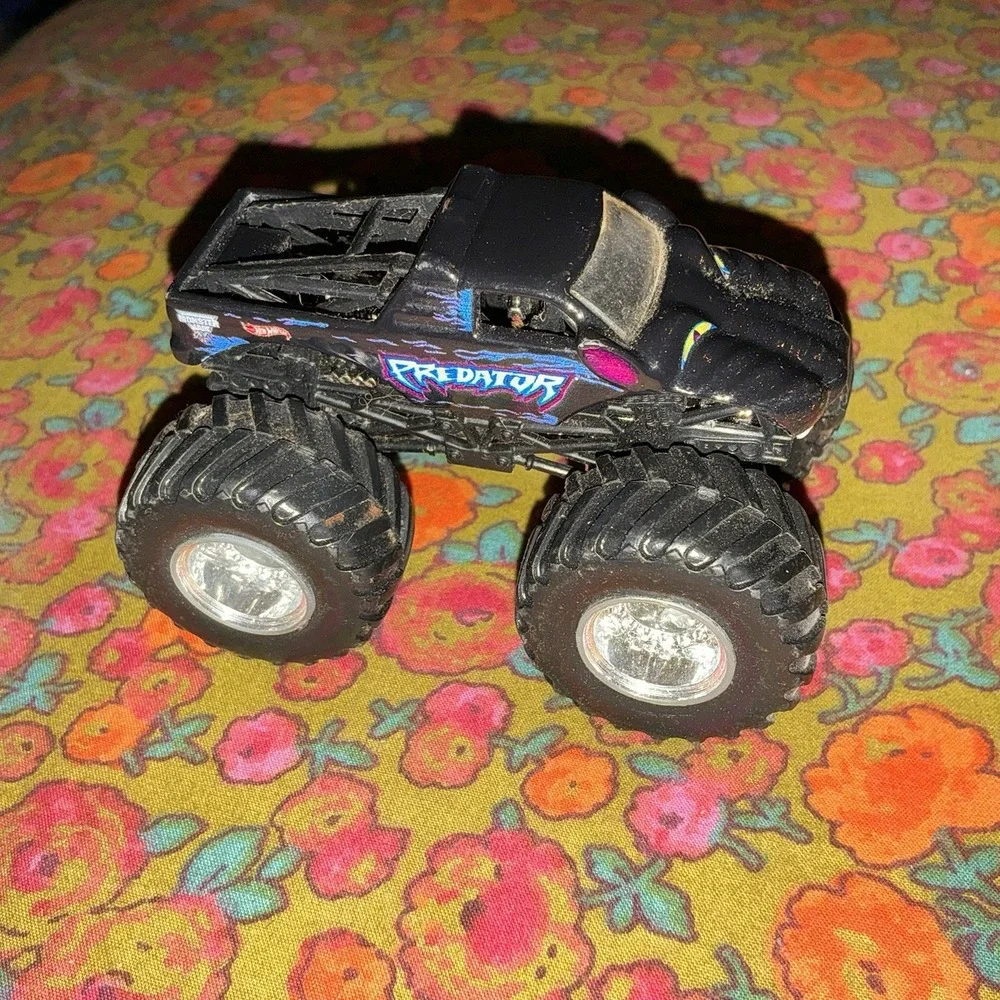 HOT WHEELS MONSTER TRUCK: Predator black body   LOOSE 1/64 DIECAST