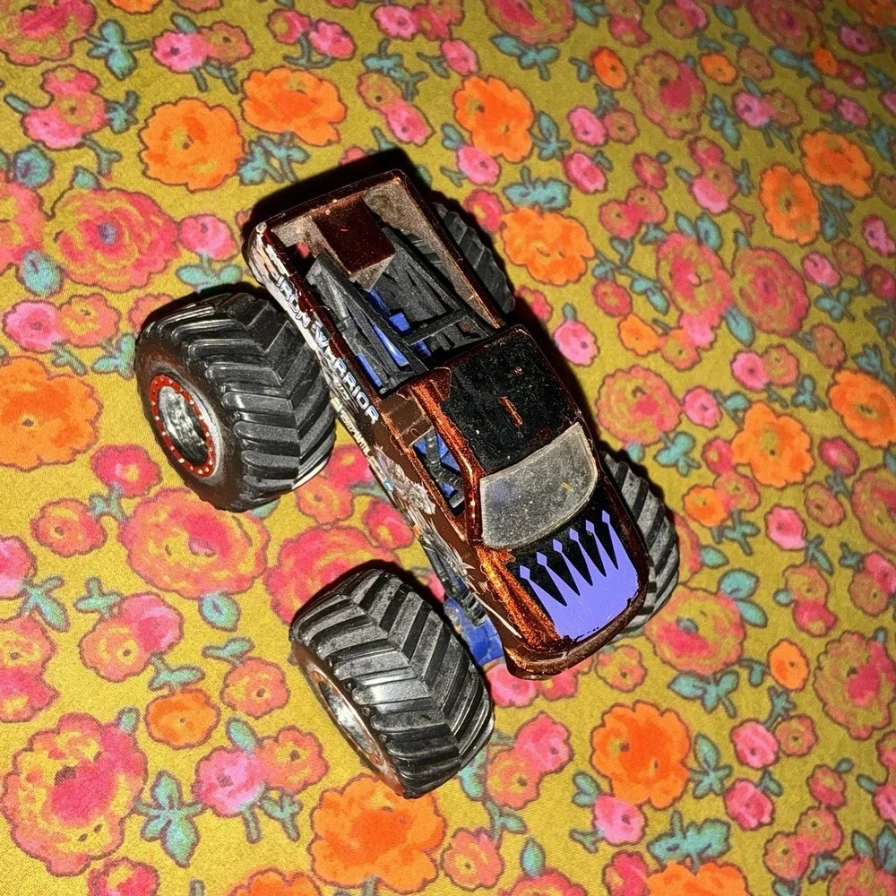 IRON WARRIOR SPECTRAFLAMES PLASTIC BASE MONSTER JAM TRUCKS HOT WHEELS NICE