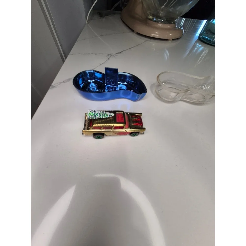 Hot Wheels Car in Acrylic‎ Display Gold Red Green Wheels Collectible