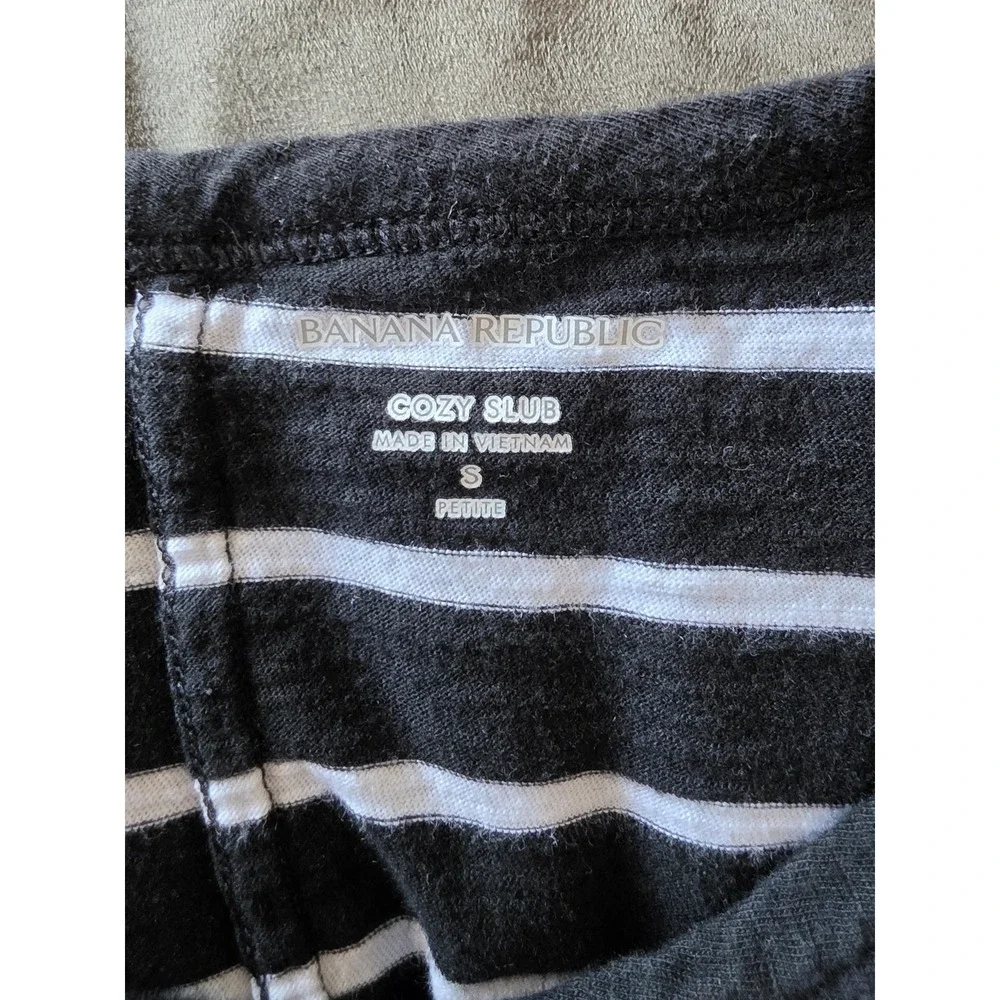 Banana Republic T-Shirt S Petite Black White Striped Short Sleeve Round Neck